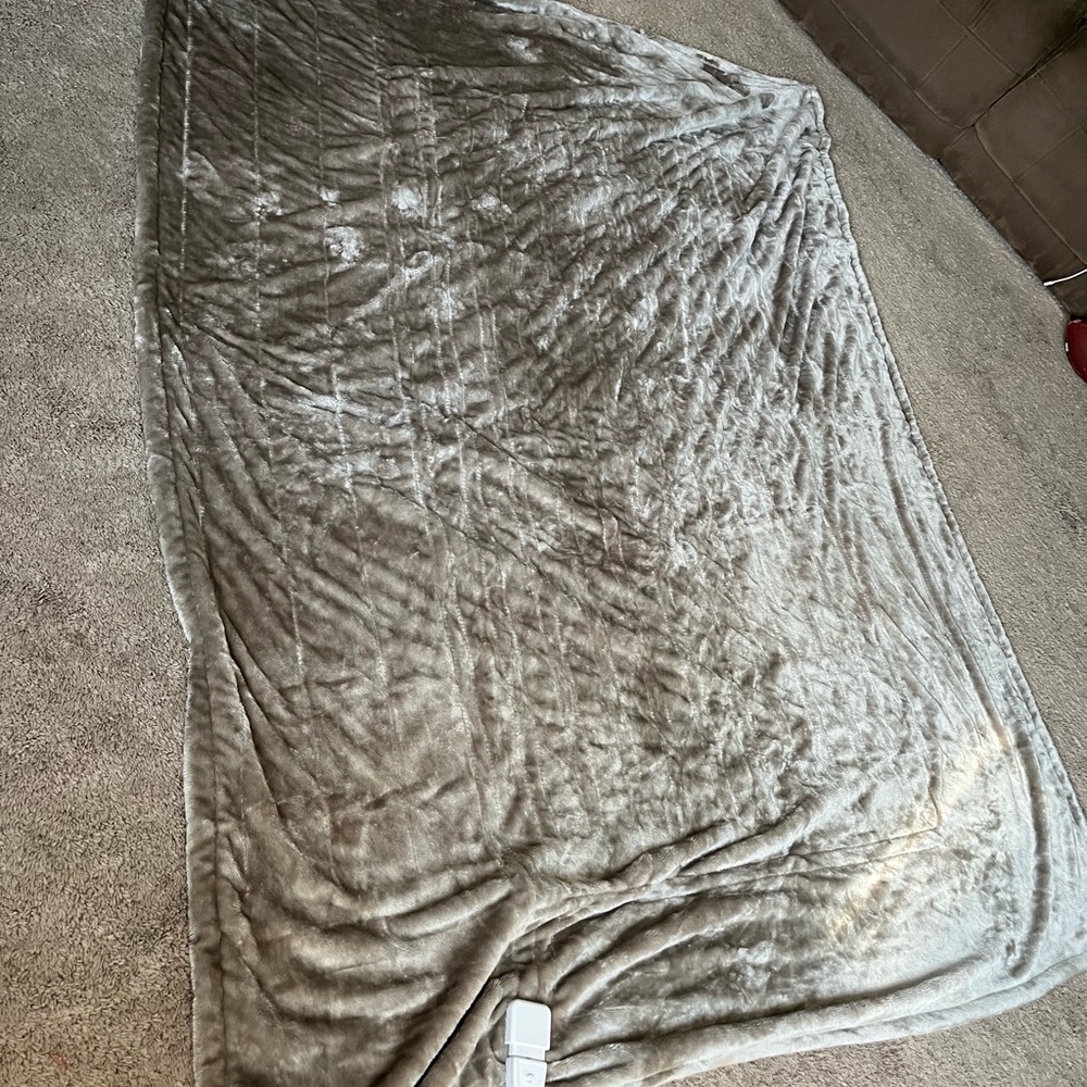 Full-size heated blanket new never used bed out of the package